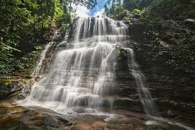Untuk menuju air terjun yang mengagumkan ini pengunjung paling tidak harus melewati dua air terjun kecil di sebuah sungai kecil, serta menuruni ratusan anak tangga. 10 Tempat Menarik Di Kuala Krai Kelantan Listikel Com