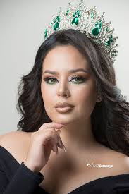 Evelyn Cobos. Digna Representante de la belleza catamayense A sus 18 años,  Catamayo la eligió como su reina, mujer que se distingue por su sencillez  con natural carisma, querida y admirada por