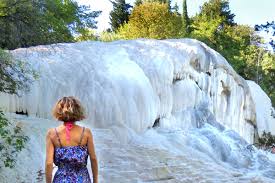 Per gli amanti del verde e dell'acqua termale il fosso bianco è la meta ideale. Bagni San Filippo Nella Bocca Della Balena Bianca Treeaveller