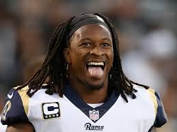 Louis rams leaps over antrel rolle #26 of the chicago bears as he carries the ball in the first quarter at the edward jones dome on november 15, 2015 in st. Todd Gurley Ist Mister Unaufhaltsam Running Back Und Star Der Los Angeles Rams Uberragt In Der Nfl Kicker