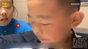 底迪唸英文自帶「特殊發音」 , 妹妹教到大翻白眼心很累XD