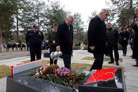 İki yıl önce bugün hain teröristlerin saldırısı sonucu şehit düşen şehit öğretmen şenay aybüke yalçın için mezarı başında anma töreni düzenlendi. Sehit Ogretmen Aybuke Yalcin Mezari Basinda Anildi