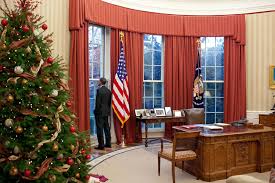 A Look Back At The White House S Most Spectacular Christmas Decorations Inside The White House White House Christmas Celebrity Houses