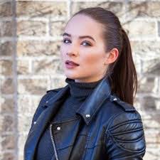 Christine Berge's Instagram, Twitter & Facebook