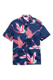La chemise à col cassé fait partie des chemises qu'on ne possède qu'en un seul exemplaire voire qu'on loue. Chemise A Motif A Col Cubain Bleu Fonce Flamant Rose Homme H M Fr Vetements Homme Modeles De Chemise Chemise Homme
