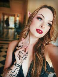 Introduction to a book lover and cosplayer with favorite series