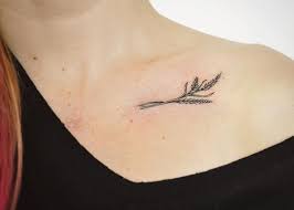 Looking For Collar Bone Tattoo Ideas Here Are 20 Of The Best Collar Bone Tattoos That Showcase Statement Making Collar Bone Tattoo Molecule Tattoo Hip Tattoo