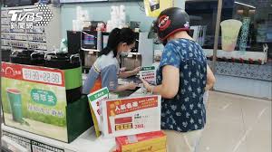 Qr碼（英語：quick response code；全稱為快速响应矩阵图码）是二維條碼的一種，於1994年由日本denso wave公司發明。qr來自英文quick response的縮寫，即快速反應，因為發明者希望qr碼可以快速. é›™åŒ—æ°'çœ¾é€²7 11 å…¨å®¶ Ok èŠçˆ¾å¯Œå•Ÿå‹• å¯¦è¯åˆ¶ é˜²ç–« å£ç½© ä¸‰ç´šè­¦æˆ' å°åŒ— æ¯è¦ªç¯€ è¶…å•† ç–«æƒ… Tvbsæ–°èžç¶²