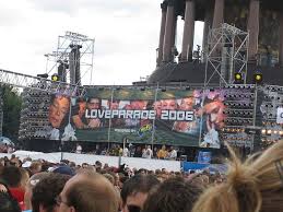Bässe wummern, dicht an dicht schwitzen körper im rhythmus der takte. Tbt Das War Die Loveparade 2006