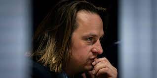 Après la polémique née d'une première tribune d'une vingtaine de généraux à la retraite, valeurs actuelles publie cette fois la tribune de militaires actifs, sans que l'hebdomadaire précise leur nombre. Lci Exclut De Son Antenne Le Directeur De Valeurs Actuelles