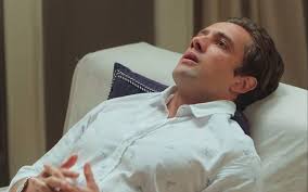 Espelho da Vida: Daniel volta ao passado e vê rosto de Júlia