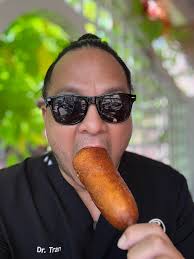 Feeling incredibly blessed to live and work so close to the Magic! Tested  the Altra Running FWD Via vs. Hoka sneakers at the Parks. We shared a corn  dog for lunch at