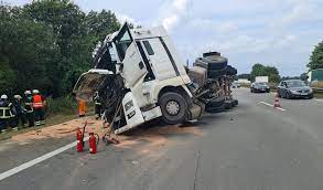 Public exposure of the order of prescribed limits: Umgekippter Lkw Legt A1 Bei Hamburg Lahm Mopo