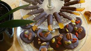 Une Recette Delicieuse Qui Fait Partie Des Classiques De Noel Les Mendiants Et Les Orangettes Le Confiseries De Noel Recettes De Noel Pour Enfants Orangettes