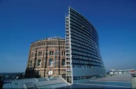 Ehemaliges gaswerk und gasbehälter umgebaut zu einer stadt mit konzerthalle, einkaufszentrum (musik), wohnungen, büros und studentenwohnheim. Studentenwohnen At Gasometer