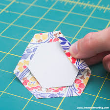 Using the sharp point of the cutter, lift up one stack from the cutting mat. Tutorial English Paper Piecing Hexies Part 1