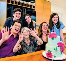 Quando completou 15 anos de idade, foi convidada a substituir portiolli no sessão premiada. Celso Portiolli Celebra Em Familia Apresentador Mima A Mae Em Aniversario Pressreader