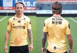 Mørk blå øverst, som går over i lysere blå nederst på drakten. Unik Drakt Til God Pris Bodo Glimt