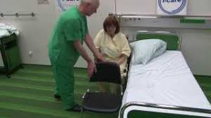 Transfer bett rollstuhl ohne grossen kraftaufwand. Transfer Rollstuhl Toilettenstuhl Bett Youtube