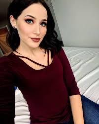 ItsLeslieTwitch - Free pics, galleries & more at Babepedia