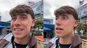 Un policía de EE.UU. para a un español en la aduana por un tatuaje en  contra de la policía: "a ver cómo le explico yo esto"