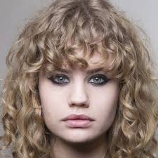 Un modèle de coiffure rétro cheveux ondulés pour votre look de soirée impeccable. Cheveux Boucles Et Frises Nos Idees De Coiffures L Express Styles