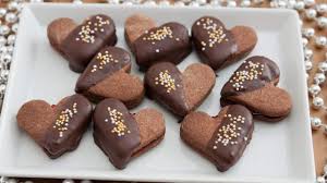Il burro di arachidi, lo zucchero, le gocce di cioccolato fondente e un uovo. Biscotti Al Cioccolato Con Glassa Semplici Ma Molto Gustosi
