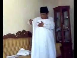 Cara memakai kain ihram untuk umrah & haji (how to tie ihram for umrah & hajj) bagian 1 dalam pelaksanaan ibadah haji. How To Wear Ihram Properly Cara Memakai Kain Ihram Yang Baik Youtube