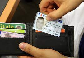 La nouvelle carte d'identité présente un qr code et une puce électronique. Nvctwlmhxxxd M