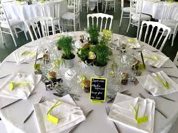 Un Esprit Tres Jardin Avec Cette Decoration De Table Originale Les Herbes Aroma Decoration Centre De Table Table Mariage Hiver Decoration De Table Originale