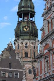 Diese wurde bereits im jahr 1914 veröffentlicht und 2007 mit einer beleuchtung ausgestattet, so dass die brücke bei dunkelheit in blau und weiß erstrahlt. Altstadt Von Riga Lettland Stockfotos Freeimages Com