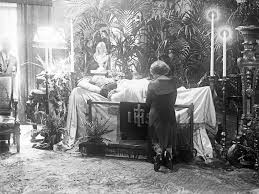 Funeral Of Rudolph Valentino 1926 A Picture From The Past Rudolph Valentino Haunting Photos Valentino
