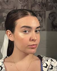 Naomi Dean's Instagram, Twitter & Facebook