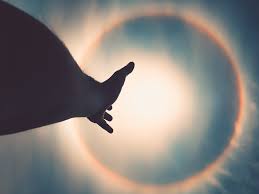 The halo effect is a perception distortion (or cognitive bias) that affects the way people interpret the information about someone that they have formed a positive gestalt (way people form impressions of others) with. Vorsicht Halo Effekt Wie Unsere Meinungsbildung Unbewusst Gesteuert Wird Business Psychology