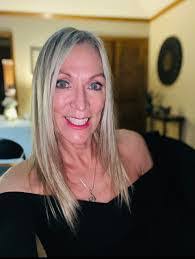 Ursula Carpenter's Instagram, Twitter & Facebook