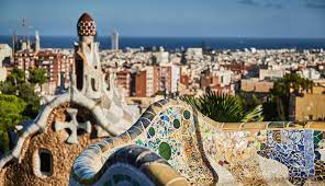 Es una obra de antoni gaudí situada en la parte alta de barcelona, desde donde podrás tener unas vistas maravillosas de la ciudad condal. Park Guell Barcelona Bus Turistic