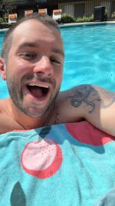 Chris Woolf 🏳️‍🌈🎤🎧 (@thewritingwoolf)