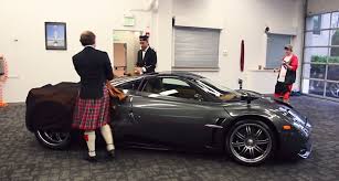 La lista dei luoghi imperdibili in scozia è una lunga serie di castelli, laghi, vallate, isole, villaggi, porticcioli, distillerie di whisky, birrifici e altre meraviglie della natura e del folklore, a cui si aggiungono due città entusiasmanti come edimburgo e glasgow. Unique Pagani Huayra Scozia Delivered By Miller Motorcars Gtspirit