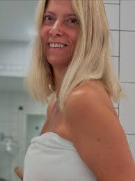 Pour le fun, cette série dans une belle salle de bain style Art Décor  quelque part en Bretagne où l'on est venus chercher un peu de douceur. En  vacances, je me maquille