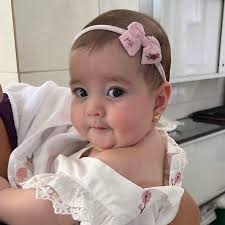 MARIA ANTONIA| Usa lacinho em linho, bordado a mão com suas iniciais. Um  laço exclusivo, feito com muito carinho pra compor com a saída da  maternidade. Estou apaixonada com tanto charme e