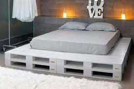 Palet yang di warnai dengan cat tipis biasanya di gosok kembali untuk menghiilangkan sebagian warna cat, tujuan untuk menghasilkan kesan rustyc namun tetap bersih dan nyaman untuk di sentuh dan di gunakan. 21 Ide Desain Furniture Dari Palet Yang Lucu Lucu Keren Dan Kekinian