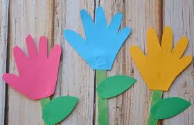 Para realizar esta actividad vamos a necesitar hojas cuadriculadas y rotuladores de diferentes colores. Manualidades De Flores Para Recibir La Primavera En Familia