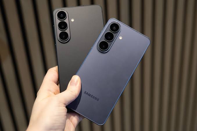 صورة لهاتفين من Samsung وفق الرابط المرسل