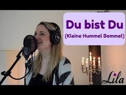 Tauflied Du Bist Du Aus Die Kleine Hummel Bommel Gesungen Von Lila Youtube Die Kleine Hummel Bommel Lied Bommel Machen