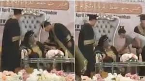 Akurat.co, menteri ekonomi malaysia, azmin ali (55) tengah menjadi sorotan lantaran tersandung kasus video homoseksual. Wakil Menteri Di Malaysia Tertidur Saat Menghadiri Acara Videonya Viral
