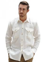 Baju safari dengan kain warna coklat tua yang dipilih. 7 Pilihan Baju Safari Untuk Kaum Pria Agar Semakin Gagah