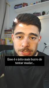 Esse é o jeito mais burro de tentar mudar:, Esperar a motivação chegar.,  Hoje era pra eu parar. Corpo cansado, mente travada., Mas eu levantei., Fiz  o simples. Fiz o certo. Fiz o necessário., Enquanto ...