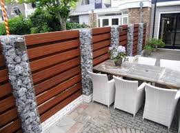 Gabionenwand Gabionenzaun Moderne Gartengestaltung Holz Latten Sichtschutz Reihenhaus Gartenanteil Gabionenwand Gabionenzaun Sichtschutzzaun Garten