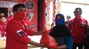 Pemuda batak bersatu kompak lakukan penjagaan di gereja katedral. Pemuda Batak Bersatu Salurkan Sembako Radarcirebon Com