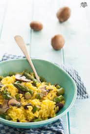 Risotto Con Asparagi E Zafferano Arricchito Con Funghi Champignon Un Primo Piatto Primaverile Delicato Risotto Con Asparagi Asparagi Risotto
